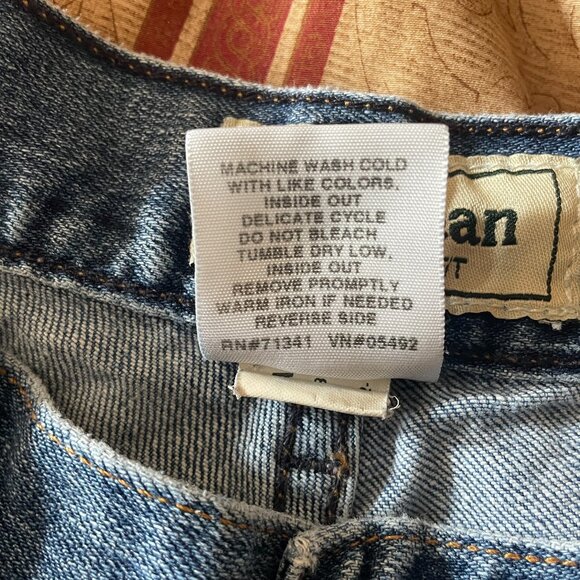 LL BEAN Classic Fit Size 12P Jeans Blue Denim Petite EUC - Picture 4 of 6